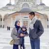 Vebby Palwinta memboyong suami dan anaknya ke Turki. Memberanikan diri liburan ke luar negeri di tengah pandemi, Vebby mengaku selalu berusaha menjaga keselamatan dan kesehatan keluarganya.