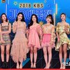 Kali ini ada Oh My Girl yang memutuskan untuk tampil lebih berwarna di red carpet KBS Song Festival 2018. Mereka tampak begitu cantik dan feminin dalam balutan dress warna pink, ungu peach dan emas.
