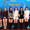 Sembilan member dari grup TWICE juga tampil cantik saat bergaya di red carpet. Meski mengenakan busana dengan model dan warna yang berbeda, grup dari JYP Entertainment ini tetap tampak kompak.