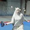 Tyas Mirasih padel pakai baju syari