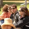 tom cruise dan katie holmes di lapangan bisbol