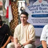 Verrell Bramasta mengajar Bahasa Inggris