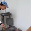 Fadly Faisal Berusaha Tangkap Ular