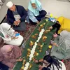 Umi Pipik makan bersama sahabat