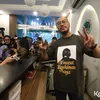 Pandji Pragiwaksono Pose di Depan Kamera Wartawan
