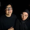 Armand Maulana pakai baju hitam