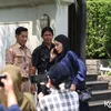 Penampilan Ussy Sulistiawaty di Rumah Duka Ibu Olla Ramlan