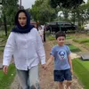 Ussy Sulistiawaty ziarah makam ibu dan adik