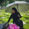 Ussy Sulistiawaty Duduk di Samping Makam Ibunya