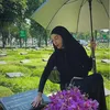 Ussy Sulistiawaty Tampil Pakai Busana Serba Hitam di Makam Sang Ibu