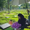 Ussy Sulistiawaty Ziarah ke Makam Ibunya