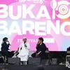 Ustaz Jojo Ali Yusuf duduk di antara dua host