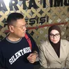 Uya Kuya dan astrid kuya berdiri