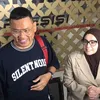 Uya Kuya dan astrid kuya tersenyum