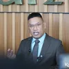 Uya Kuya tampil rapi berdasi