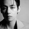 V BTS Menatap Kamera