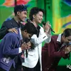 Valen DA7 menunduk pegang mic