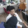 Valen DA7 dimakeup MUA di ruang ganti