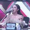 Dewi Perssik nyanyi diiringi gamelan valen