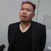 Vicky Prasetyo pakai jas