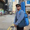 Virgoun pakai baju biru bawa tas gitar