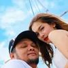 Virgoun dan Lindi Fitriyana foto berdua di bawah langit