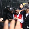 Vadel Badjideh di Samping Kendaraan Tahanan