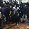 Habib Jafar berjalan di atas lumpur