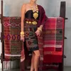 Luna Maya Pakai Ulos Batak