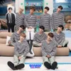 WANNA ONE Pakai Baju Garis-garis