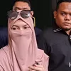 Wardatina Mawa pakai cadar pink