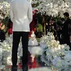 Kamari berjalan membawa bunga