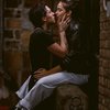 Dimabuk cinta, Brooklyn Beckham dan pacar barunya yang bernama Hana Cross menikmati momen ciuman romantis mereka di saat fotografer mengabadikan setiap detik kebersamaannya.