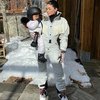 Mengajak Stormi Webster menikmati serunya main papan seluncur salju, Kylie Jenner kompak memakai baju tebal berwarna putih.