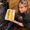 Untuk Thanksgiving tahun ini, Jennifer Aniston memilih untuk menyibukkan diri dengan memasak di dapur.