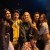 Lewat akun Instagram-nya, Priyanka Chopra memamerkan momen kebersamaannya dengan Nick Jonas serta saudara dan para pasangannya. Kompak banget!