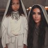 Seperti inilah potret yang diunggah Kim Kardashian saat menggelar acara pembaptisan yang digelar di Gereja Katredal tertua di Armenia, Etchmiadzin.