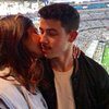 Mengucapkan selamat ulang tahun untuk Nick Jonas, Priyanka Chopra juga mendaratkan ciumannya di pipi sang tunangan. Awas baper!