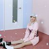 Bernuansa girly, Jungyeon TWICE tampak bahagia dibalut pakaian serba pink, sepatu boot putih, dan topi baseball pada photo concept 'Explosion'.