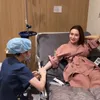 Wika Salim tidur di ranjang klinik