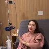 Wika Salim cantik di tempat tidur klinik
