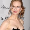 Gaun, rambut, semua sudah sempurna! Sayang sekali wajah Nicole Kidman jadi 'hancur' gara-gara warna alas bedak yang tidak merata!