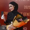 Xaviera Putri Dapat Piala The Alpha Under 40