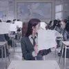 Dance sambil duduk dan bawa kertas