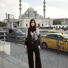 Yasmin Napper foto di depan masjid istanbul