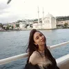 Yasmin Napper di sungai Istanbul
