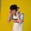 Yoo Seon Ho Pakai Headset
