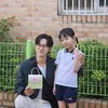 Tampilan fashionable Yoon Ji-On