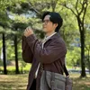 Tampilan fashionable Yoon Ji-On