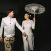 Yosika Ayumi dan Aksa Uyun pose membawa payung putih